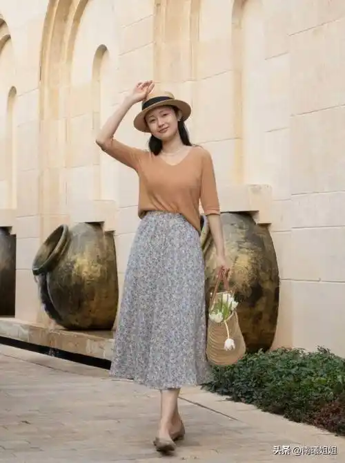 这才是45岁女人春夏该有的打扮:膝下裙 低跟鞋,优雅又迷人_裙装_鞋子