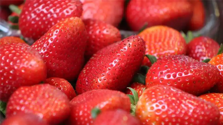 美味可口的草莓高清桌面壁纸