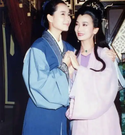 叶童赵雅芝都在自然老去而她偏偏不服老非要模仿18岁少女