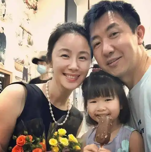 李呈媛曾写道,当他生病时,妻子鄢颇日夜陪伴在他身边,像照顾孩子一样