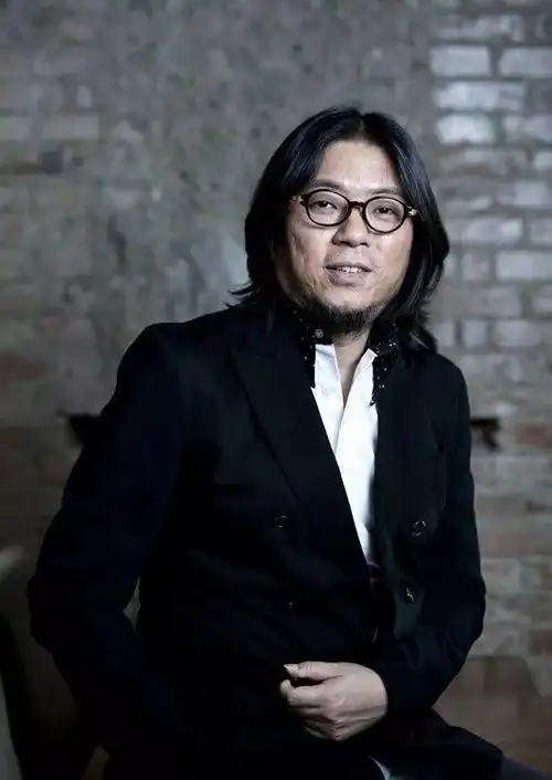 不过最近的高晓松又因为自己的头发受到了大家的关注,在短发流行的现