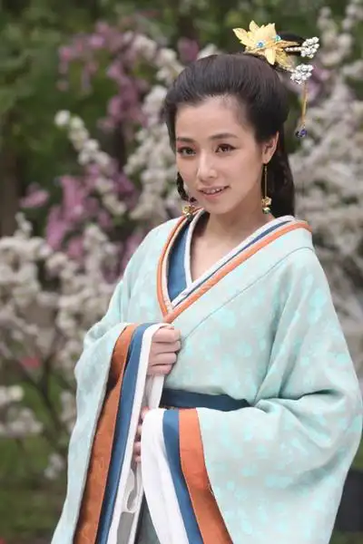 气质美女精心打造42平米法式浪漫爱巢(组图)