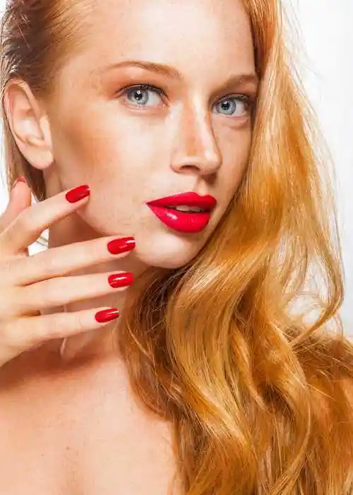 美女肖像图片-白色背景下美丽的金发女人素材-高清图片-摄影照片-寻图