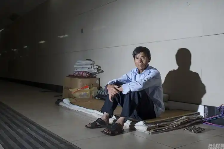 流浪汉衣物被子叠成豆腐块