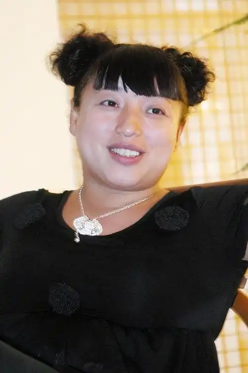 知名笑星何晶晶落魄到乡村商演,身材臃肿,唱歌还上气