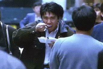 在周星驰的《咖喱辣椒》中,他一个人走在大街上,一勺饭,一支烟,嘴里嚼