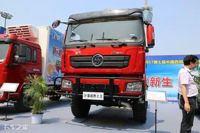 陕汽德龙x30006x6沙漠越野车现身这个展会的硬菜真不少