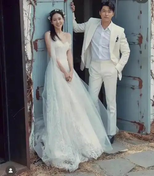 玄彬孙艺珍一家三口春游,一岁小甜豆罕露面,走路稳健全身皆名牌