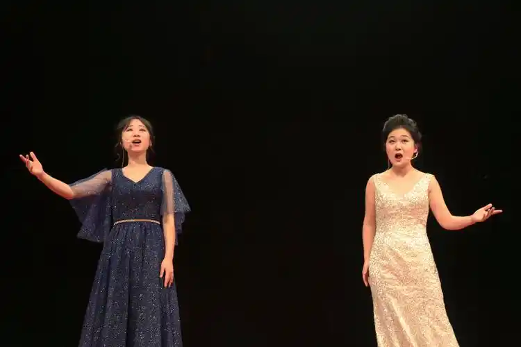 女生二重唱《待到微风轻轻吹拂》