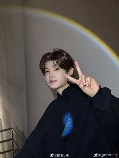 黄明昊黑色卫衣男大风##黄明昊闪光时刻