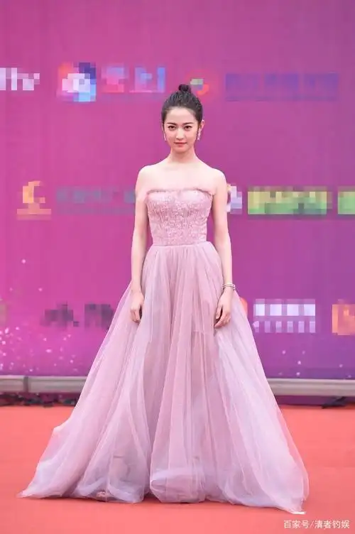 《倚天屠龙记》最佳cp同框了!曾舜晞陈钰琪重聚,合照唯美甜蜜