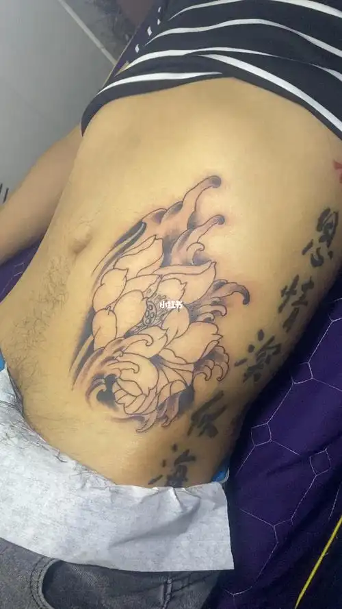 肚子纹身