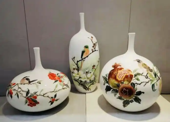 《春华秋实》彩绘瓶