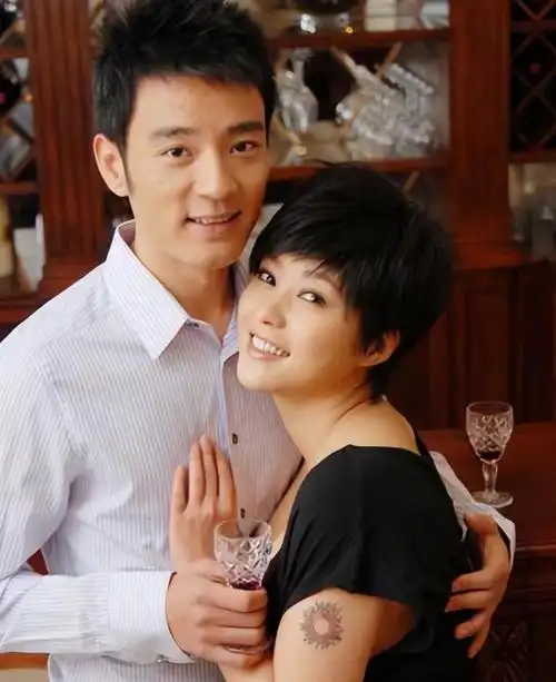 不过,郝蕾的事业发展顺利,但她的感情生活却一团糟,与前男友交往多年