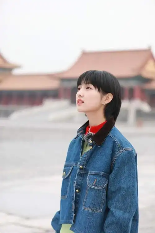 张子枫一改往日甜妹风格,短发造型看起来少年感满满,真的太会玩