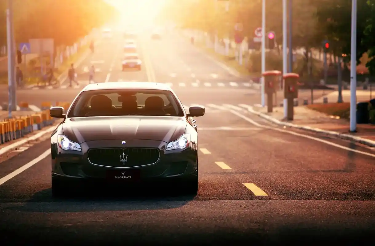 趁着最美的夕阳拍摄一组玛莎拉蒂总裁的照片