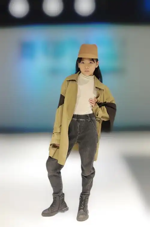 模特形体训练是一门艺术,而孩子们只有在四肢,躯体的合理配合下才能