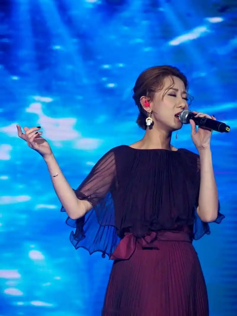 泳儿夺得第五届《粤语歌曲排行榜颁奖典礼》"最受欢迎女歌手"!
