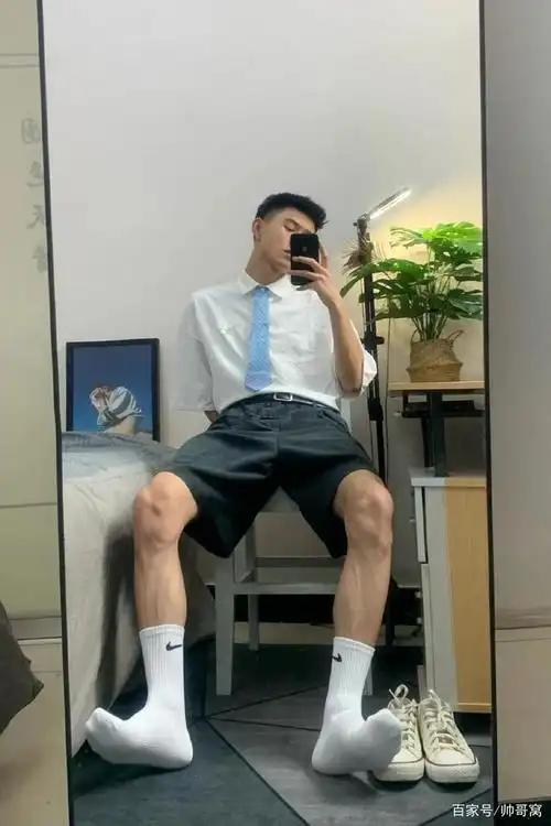 颜值高,身材棒的文艺范小奶狗,喜欢自拍的男生穿衣也超有男人味