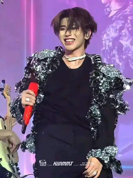 蔡徐坤长发##蔡徐坤新歌spotlight