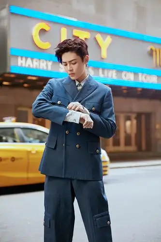 侯明昊纽约街拍发布 "制服诱惑"气场全开