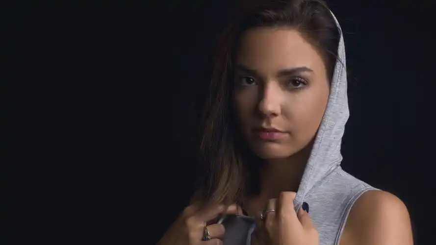 棕色头发的女孩,黑色的背景 iphone 壁纸