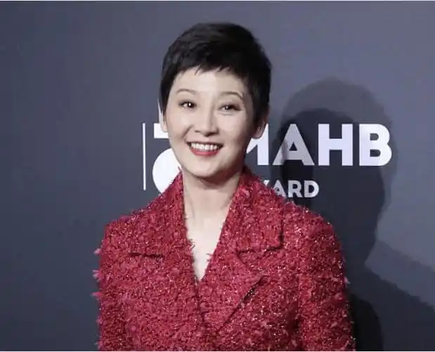 徐帆狗啃刘海短发加起球大衣造型前卫让人眼前一亮