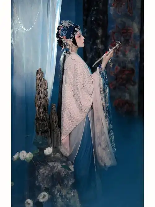 妆造:@鲨鱼是名女摄出镜:@莲漪lenne衣:@瑶章亭 莲漪国风工作室#长沙