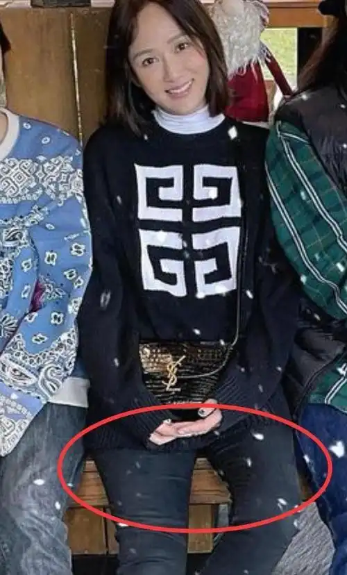 故意用包包遮住自己微胖的肚子,裤子上还有明显的勒痕,原本纤细修长的