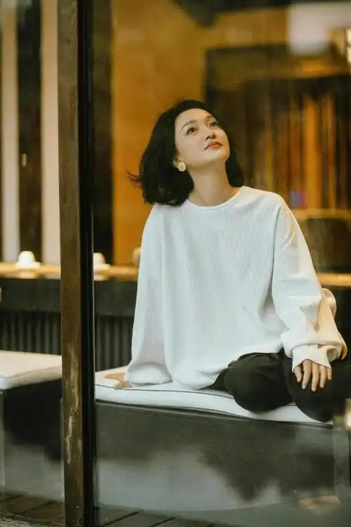 49岁周迅越老越美,穿一身白 黑造型优雅,波波头短发更有气质|发型