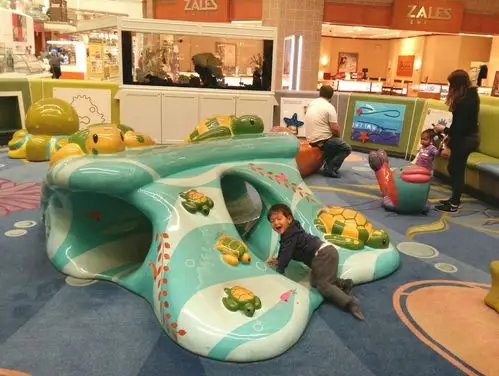 2018·《在商场儿童游乐区玩耍》手机摄影:阿灵