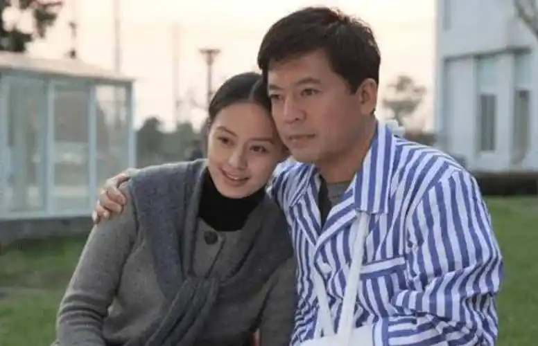 何政军:与妻子双向奔赴30年,44岁凭《亮剑》走红,今幸福美满_赵政委_