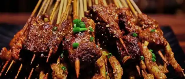 通常是在现场烤制并即食,配上新鲜的蔬菜和面包,东北烧烤的独特之处