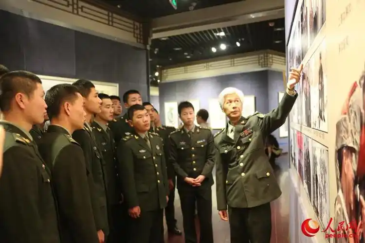 高清沈阳军区某部官兵参观书画作品展提升文化品位6