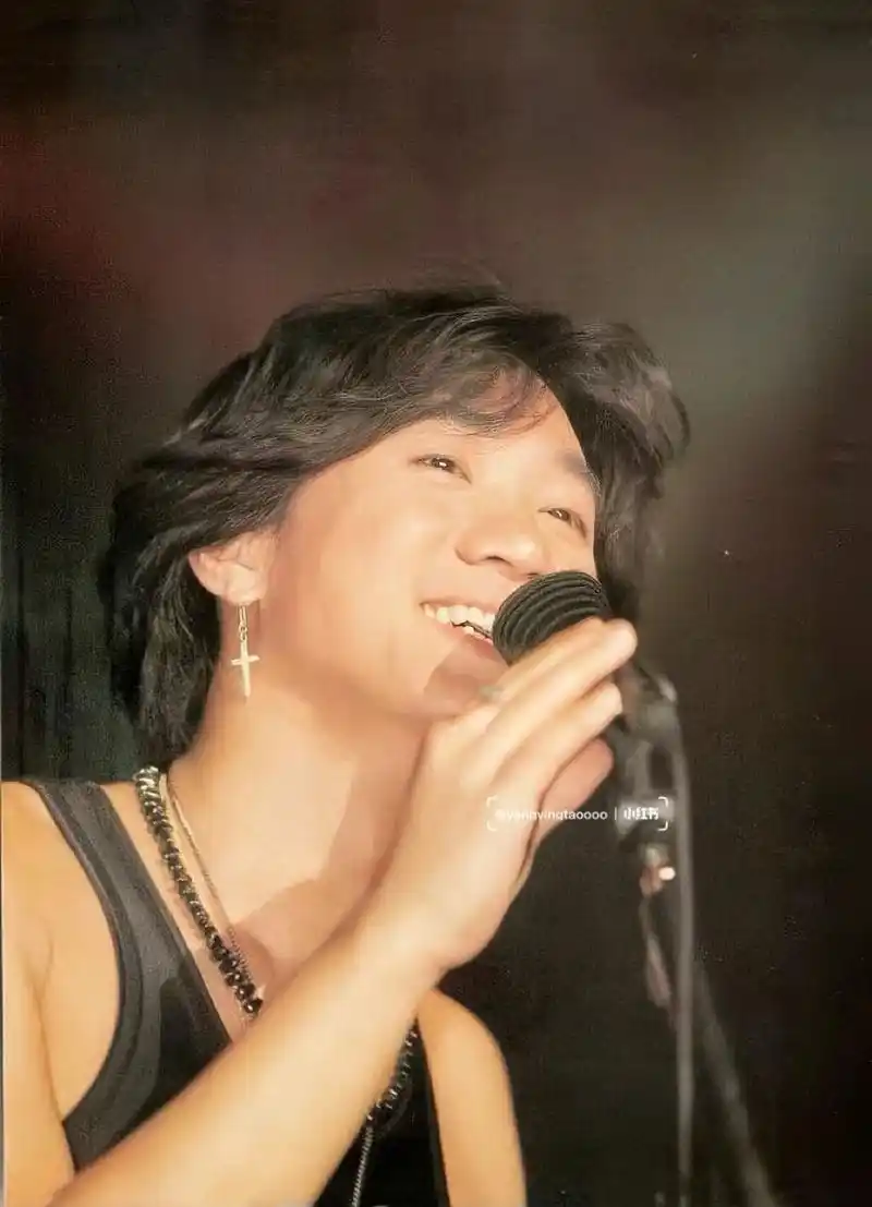 气宇不凡的黄家驹 黄先生的一个抬眸,一次微笑,一次扫弦,一次专注都是