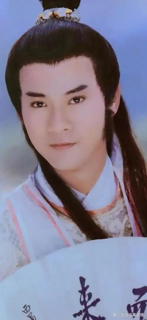 郑少秋,1947年出生于香港,祖籍广东番禺,是一位备受赞誉的香港男演员