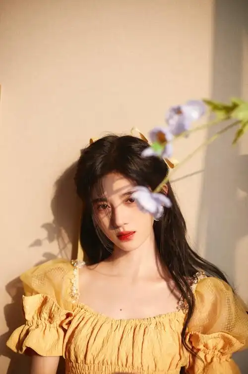 鞠婧祎黄色珍珠泡泡袖公主裙,在逃公主!这一身造型也太好看了吧