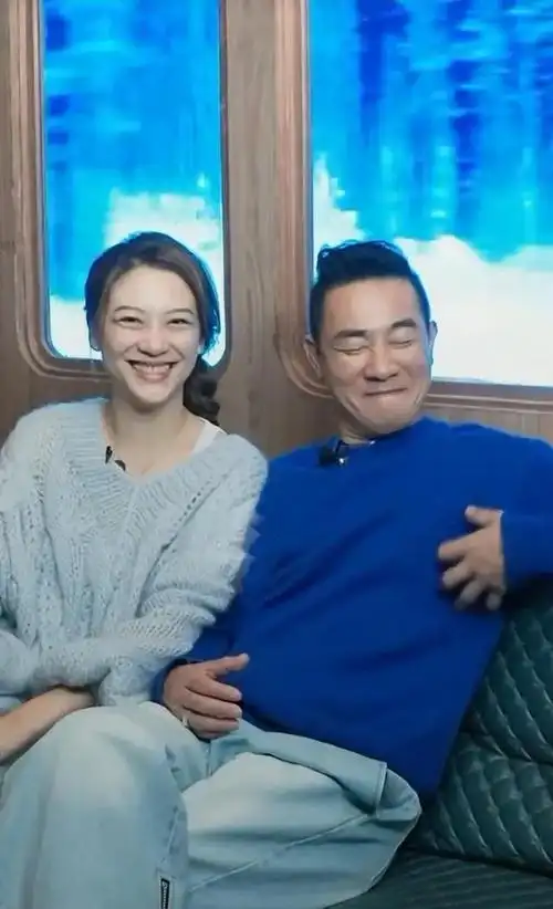 陈小春同款潮流服装搭配(陈小春和老婆并排而坐深情对视)(2)