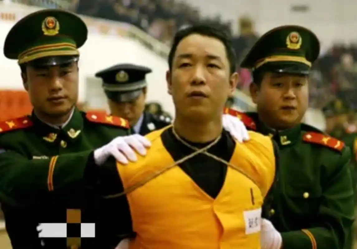 这是2006年,"黑帮头目"刘俊勇,被执行死刑时的一张