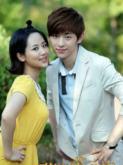 邓伦早年旧照曝光粉色衬衣配红裤子人字拖是一大亮点