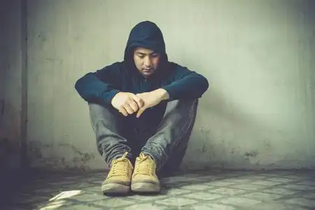 男人感到悲伤和孤独照片