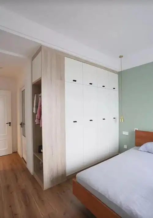 卧室衣柜要选好颜色别花了大价钱却显得杂乱无堪