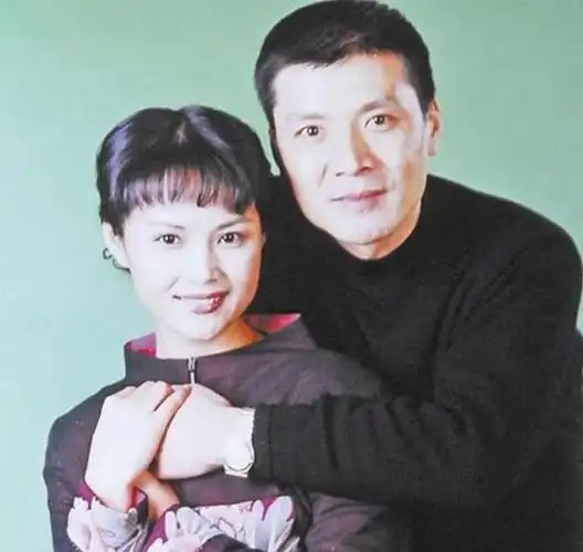 "国家一级演员"茹萍,33岁带7岁女儿嫁二婚老公,今53岁幸福不已