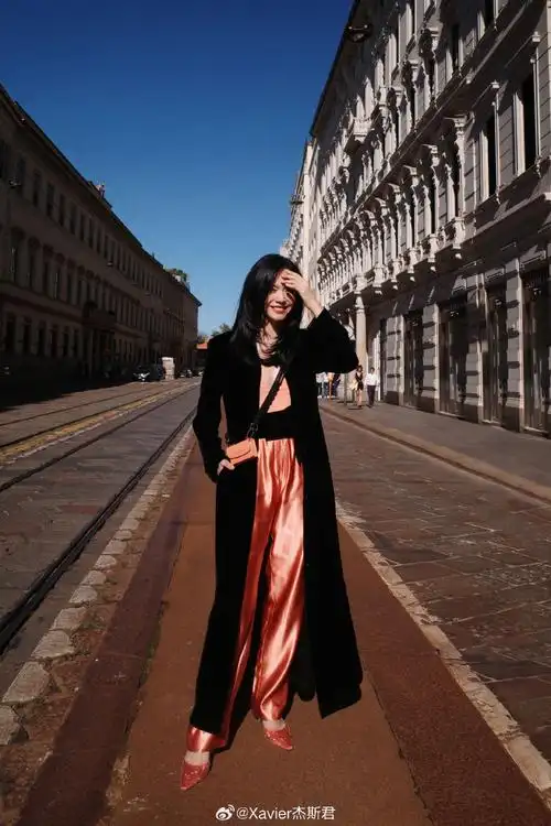 姚晨深v绸面裤装造型