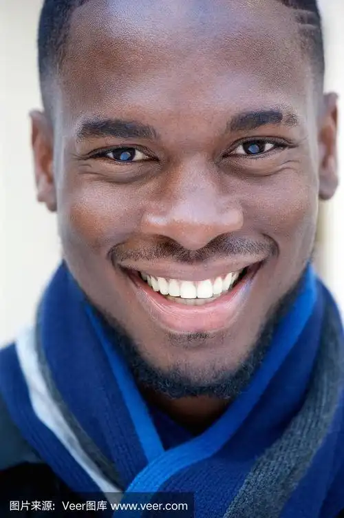 快乐的年轻黑人微笑着
