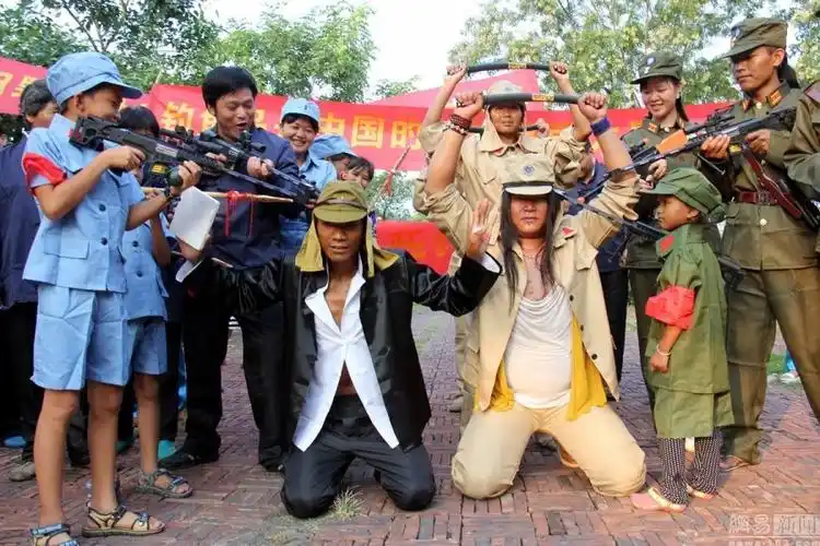 高清:清远一景区上演"抗日队伍"打"鬼子"惊呆观众