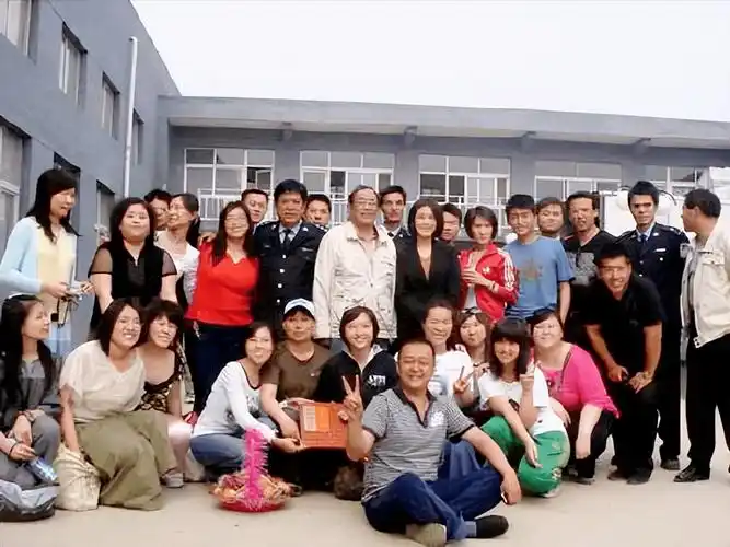 (影迷探班《重案六组》剧组与主创人员合影)剧组每天要换7,8个景,最多