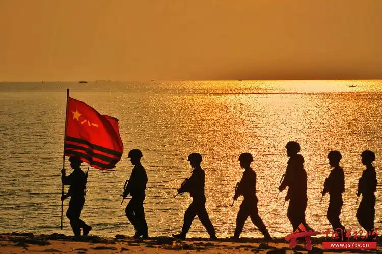 武警北海支队官兵们伴着夕阳在海边巡逻