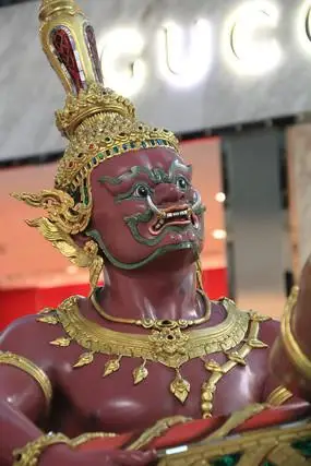 仰头皮肤的阿修罗雕像特写