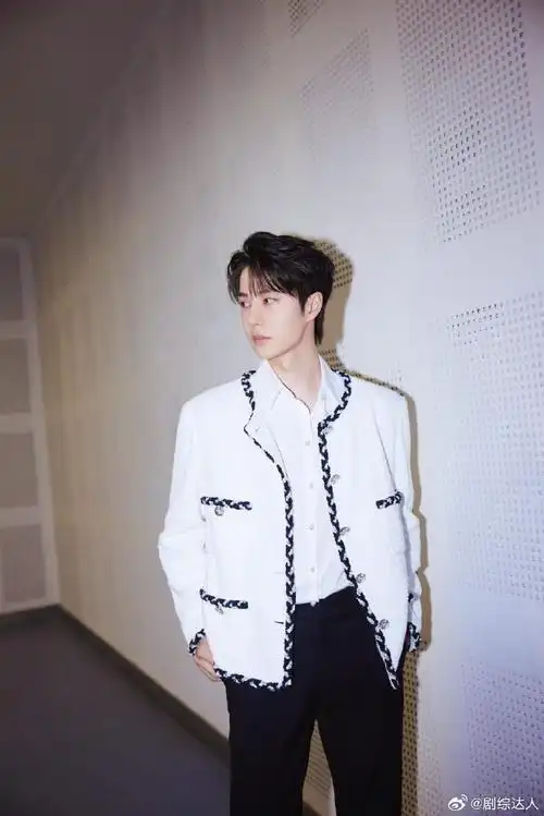 王一博的名品侧颜